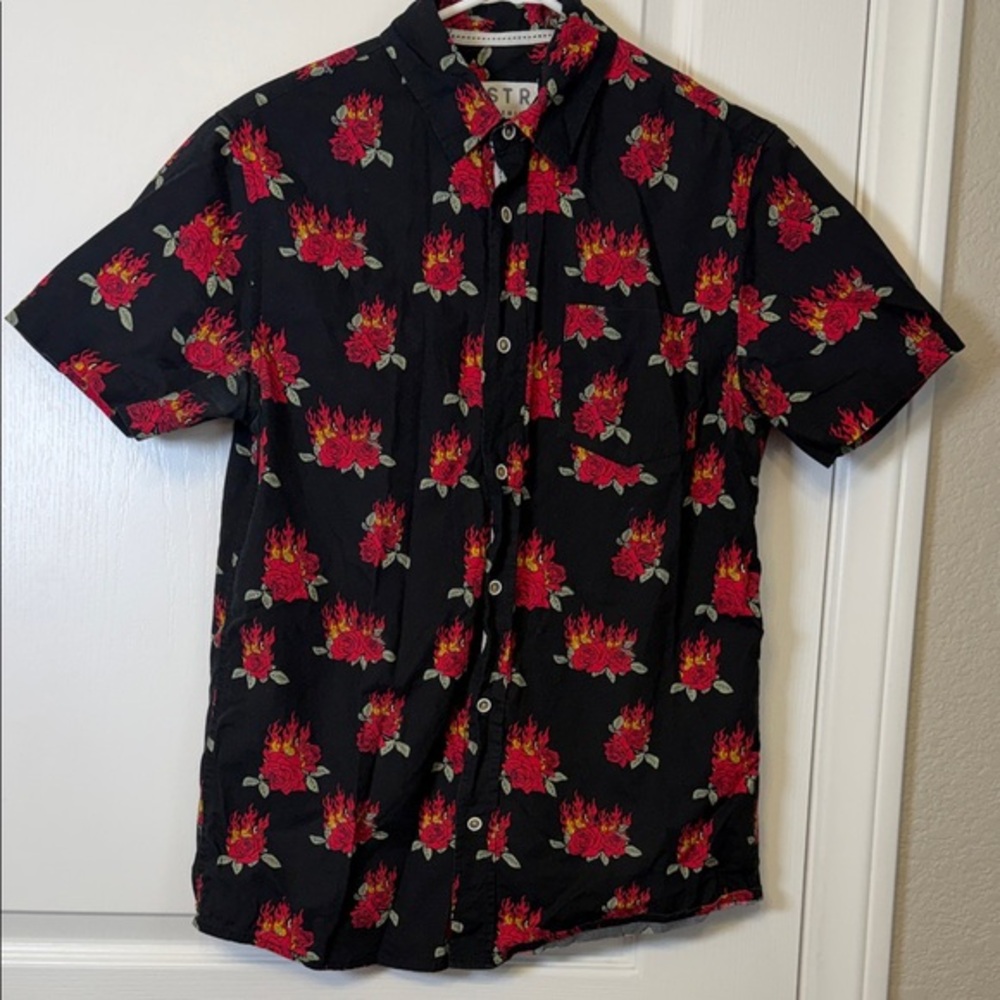 VSTR Premium Flaming Rose Button Down Black Red Shirt Size Small EUC #6107